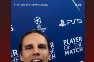 喊妈了比塞克晒索默手捧MVP奖杯照:感谢这一切的母亲